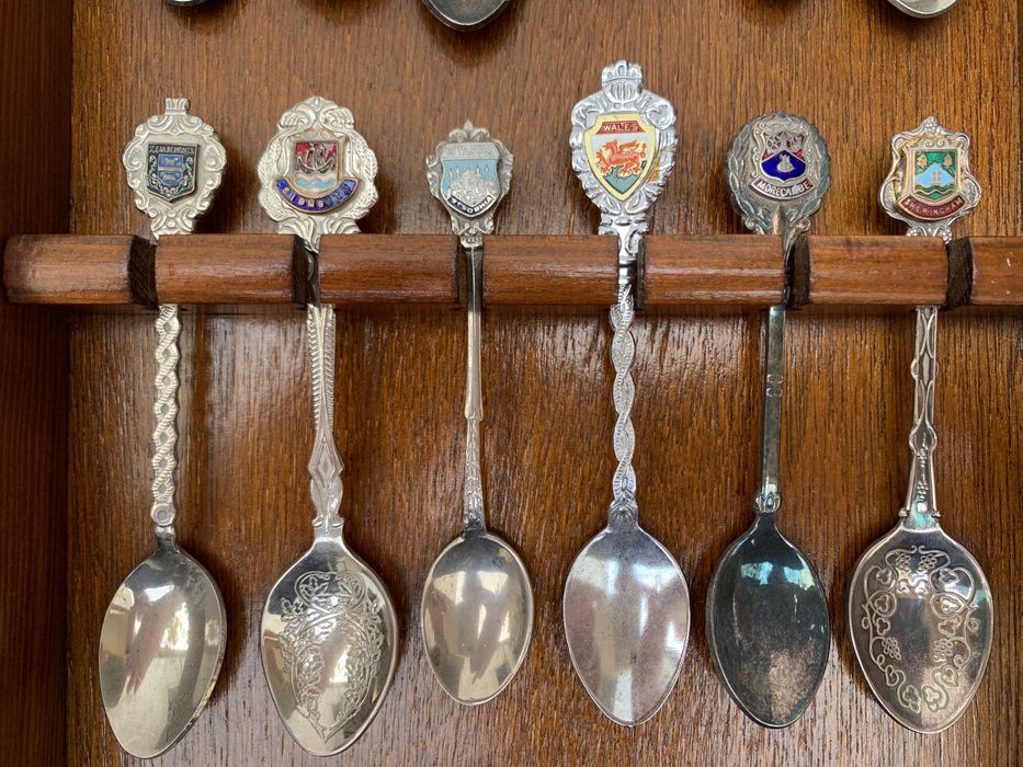 Colheres de coleção com expositor em madeira