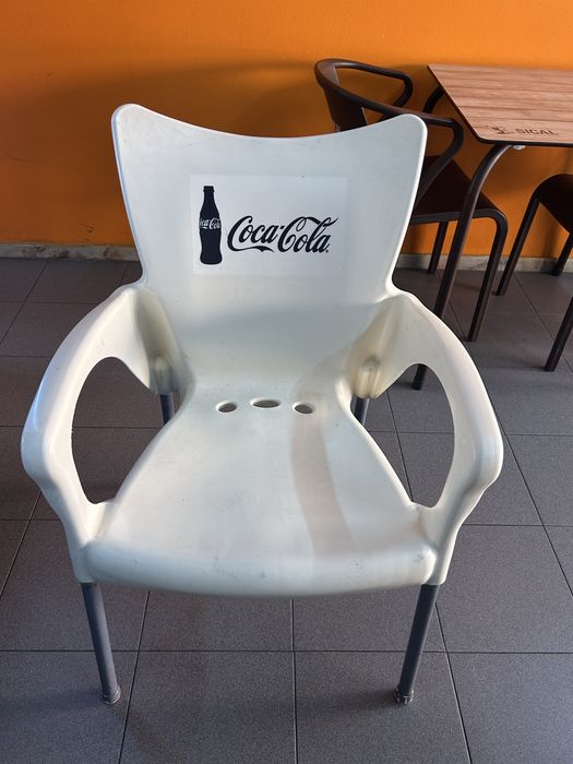 Cadeiras brancas plastico
