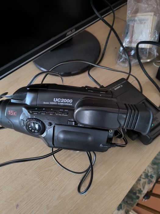 Вінтажна відеокамера Canon UC2000.