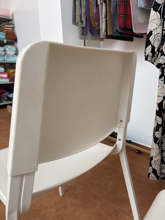 Cadeiras brancas