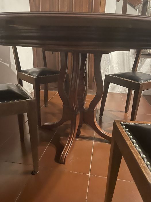 Mesa de jantar com 4 cadeiras