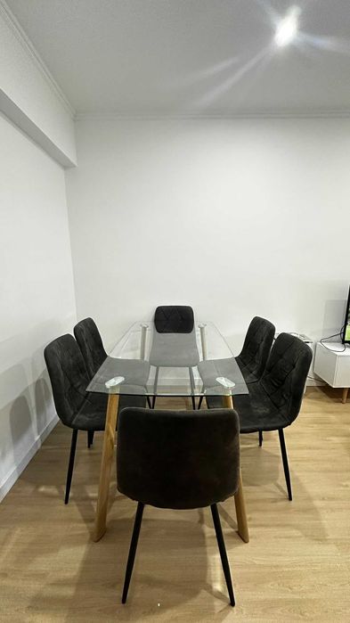 Mesa de jantar em vidro com 6 cadeiras