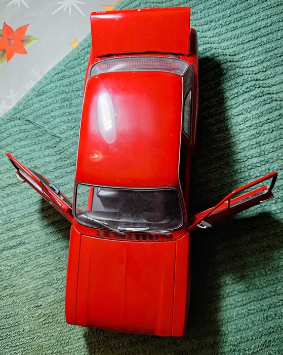 Miniatura escala 1:18 - Ford Escort 1971