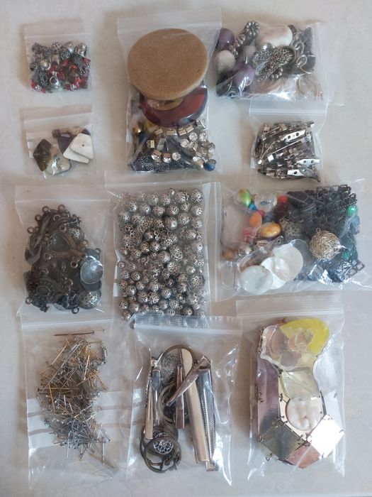 Diversas peças de bijutaria