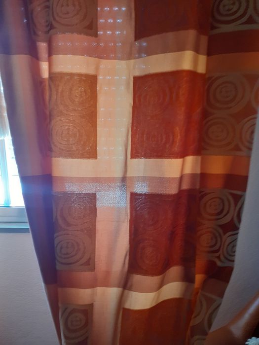 Cortinados em bom estado com pouco uso