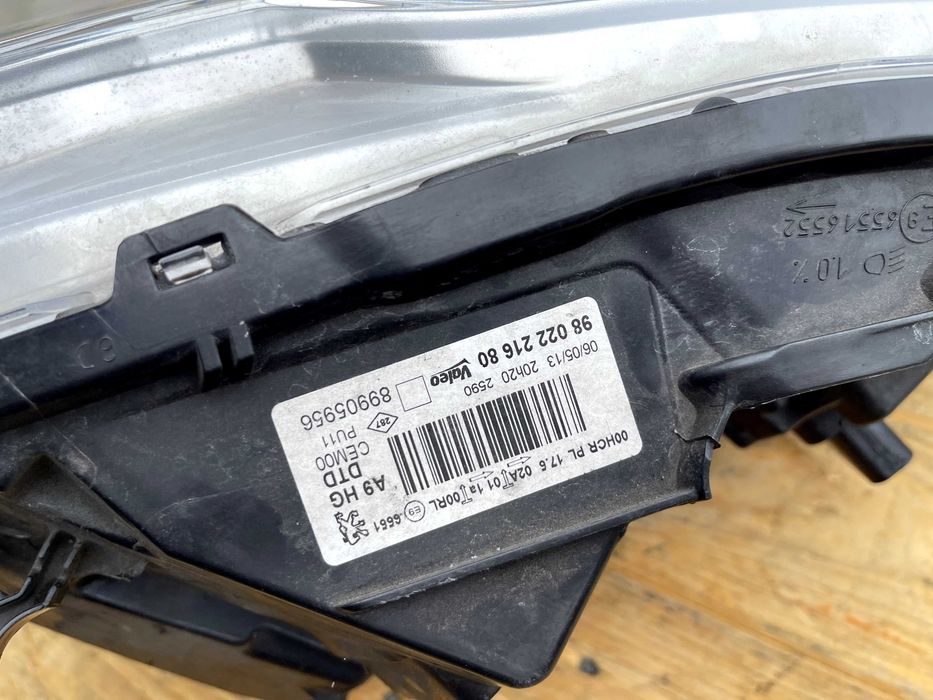 Lampa przód prawy Peugeot 208  soczewka