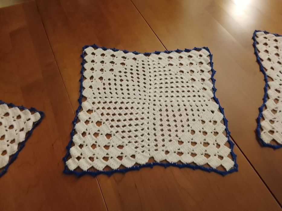 Conjunto de três naperons em renda