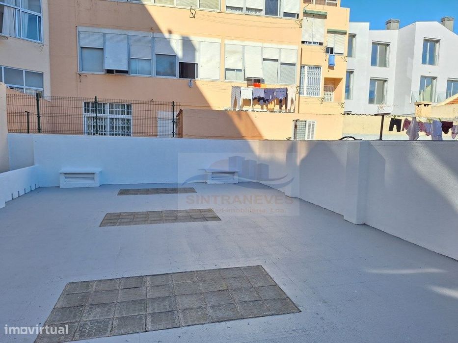 T3, 1º andar com terraço, uma suite, em remodelação total.