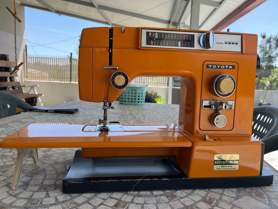 Máquina de Costura Toyota Model 8000 — Vintage — Japão