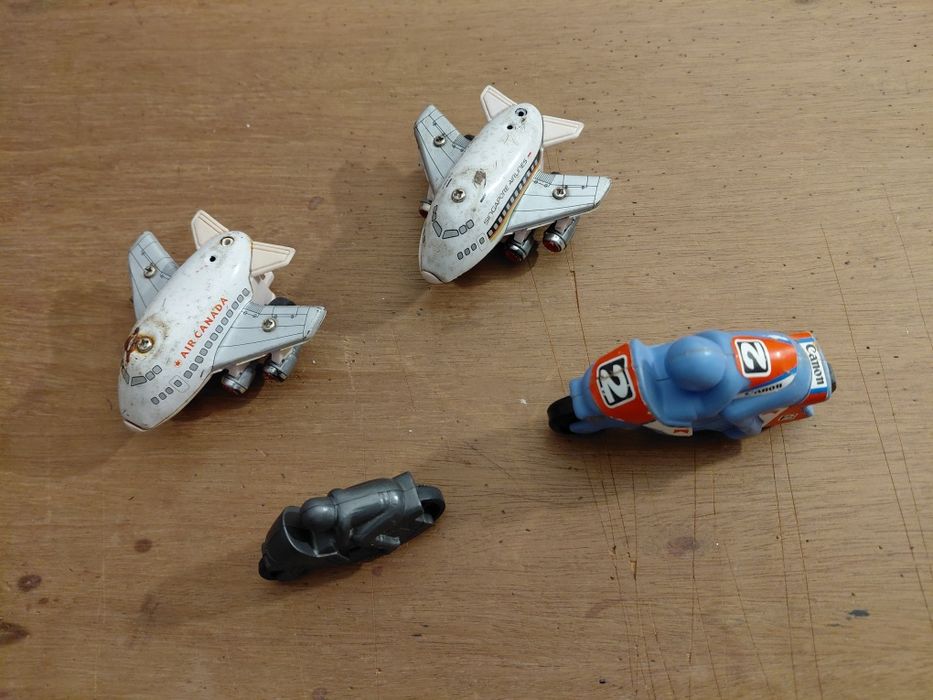 Lote de antigos brindes motas e aviões