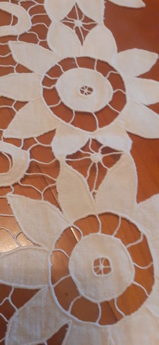 Lindíssima toalha linho caseiro Bordados Manuaus