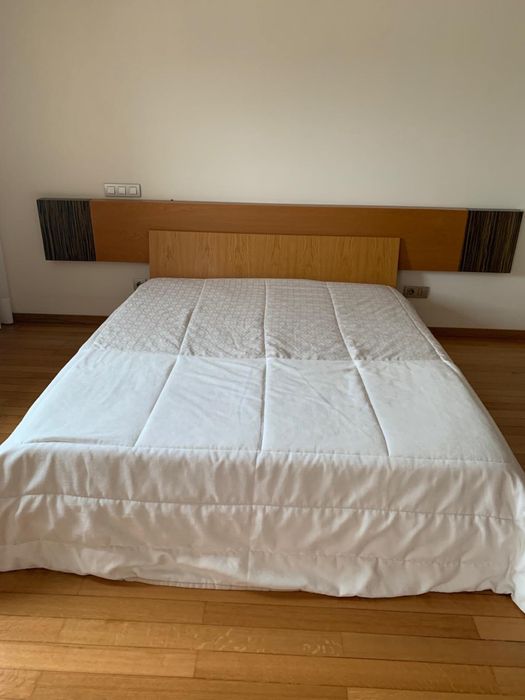 Cama de casal em Carvalho Francês