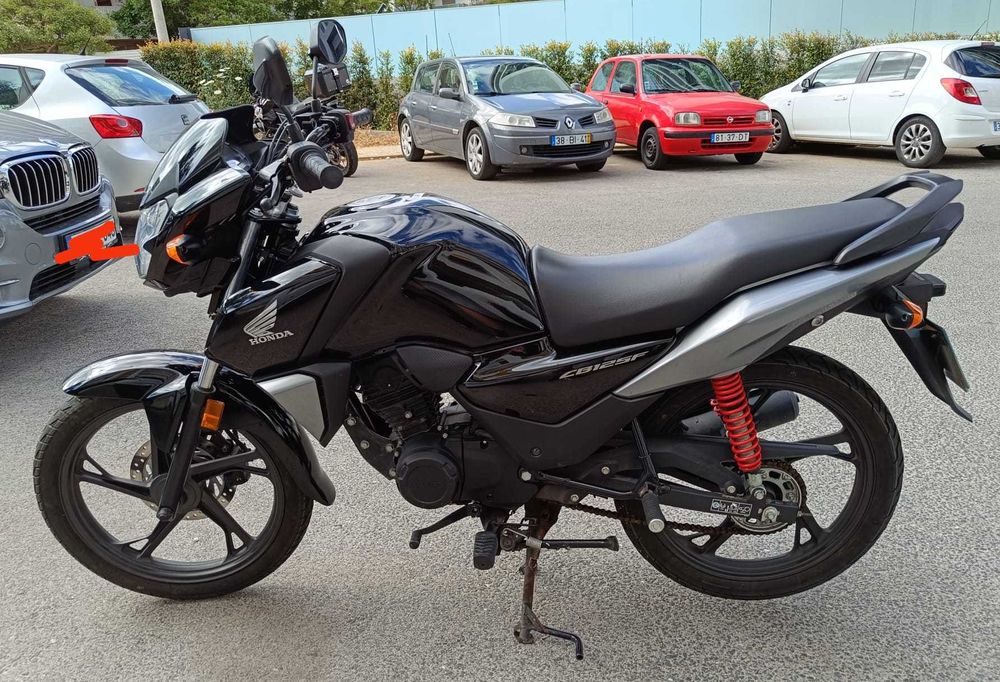 Honda CB 125 preta em excelente estado, como nova.