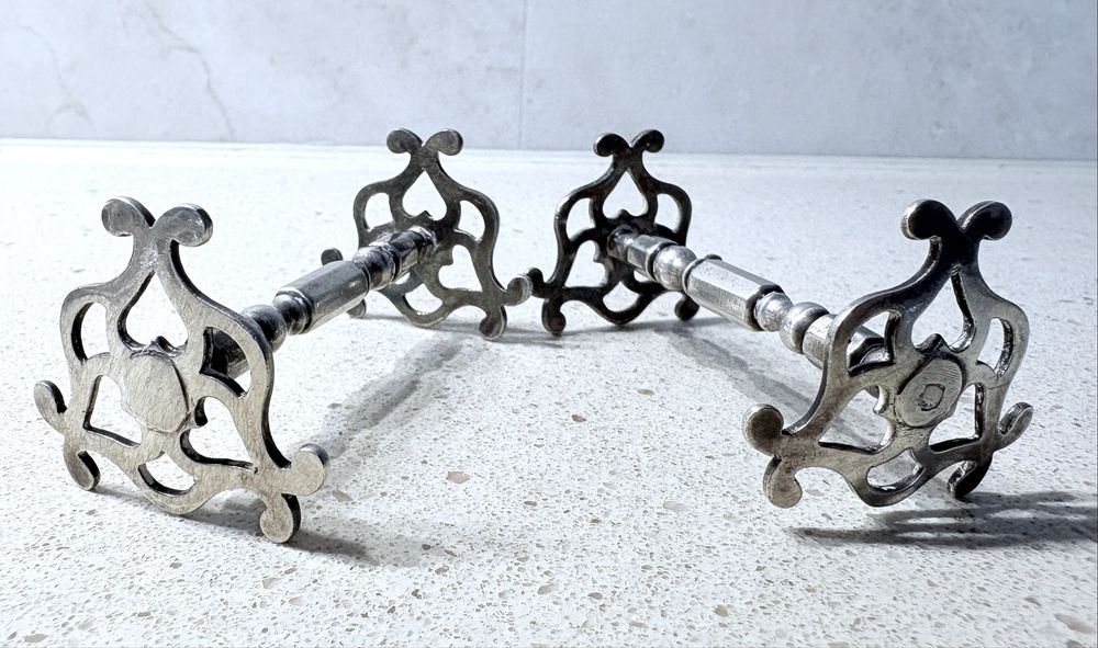 Raro antigo par de apoios para facas com banho em prata