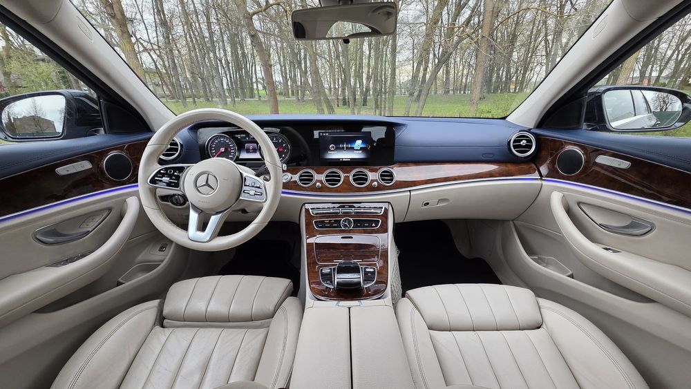 Wynajem aut wypożyczalnia Mercedes E350 limuzyna fv 23%