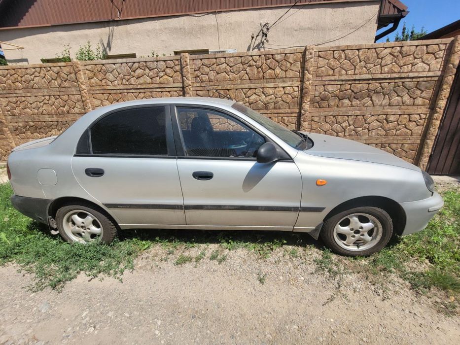 Продам Сенс 2003 року. Є газ 2 покоління є, склопідйомники з дотяжкою, сигналізація. Нова страховка. Стоїть зимова резина в нормальному стані. Аккум і генератор робочі.

По машині було поміняно: бензонасос, маслонасос, радіатор, патрубки, свічки, бронєпровода, поміняно багато датчиків, поставив новий зовнішній пластік на фарах. 
В принципі на ремонті не економив,  20 тис назад робилась голова блоку: підварювали і шліфували. 

Із нюансів: тре підварити лівий поріг, налаштувати кулісу, бо передачі не жорстко стоять, можливо поміняти бендікс на стартері - заводиться з першого разу, аде не з півтику. Також одна форсунка не рідна

Продається у звʼязку із службою в ЗСУ - нема часу займатися.

Переоформлення через дію

Телефон для просмотру вказаний матері, але якшо шось по технічному стану розказати - то можете на цей писати:
+38********74