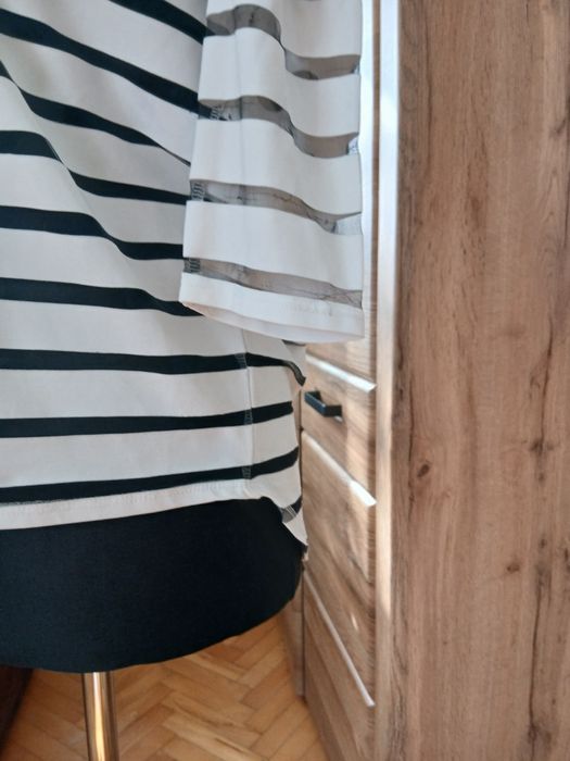 Bluzka  Amisu  w paski biale i czarne prześwitujące  M