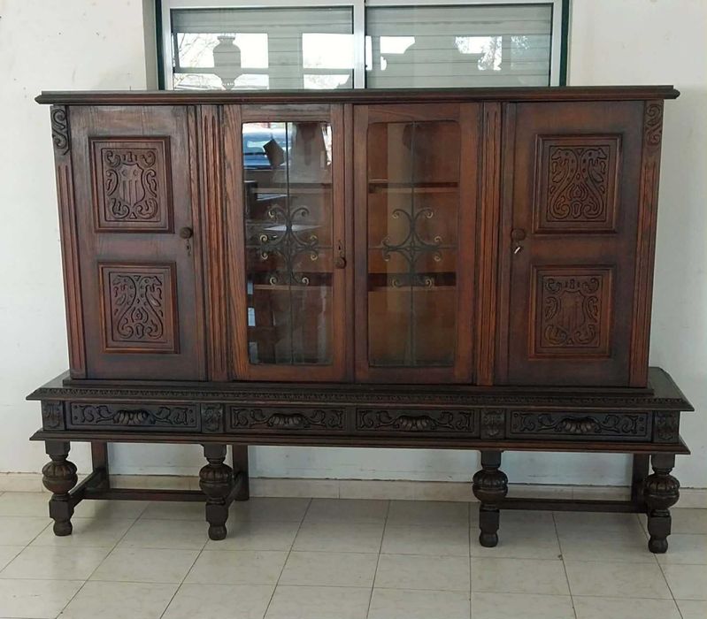 Antigo Móvel Aparador / Cristaleira. Frentes em Madeira Talhada