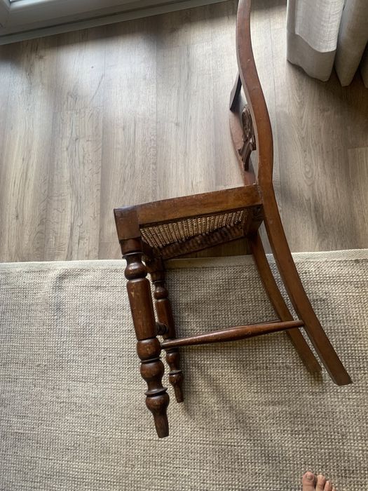 Cadeira de madeira antiga