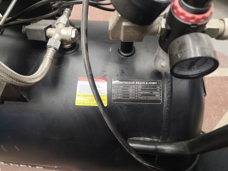 Kompresor bezolejowy jeszcze na gwarancji.