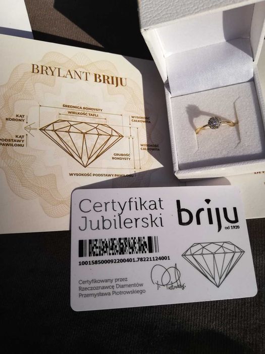 Złoty pierścionek z brylantem od Briju.