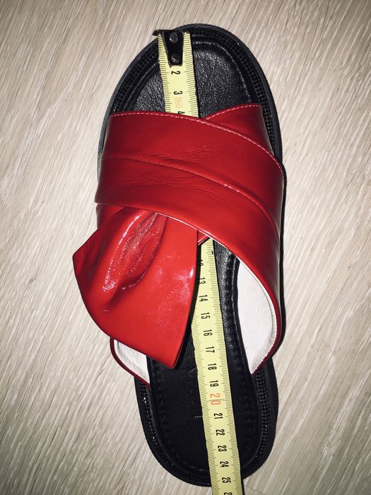 Кожаные лаковые женские шлепки на платформе. Стразы.