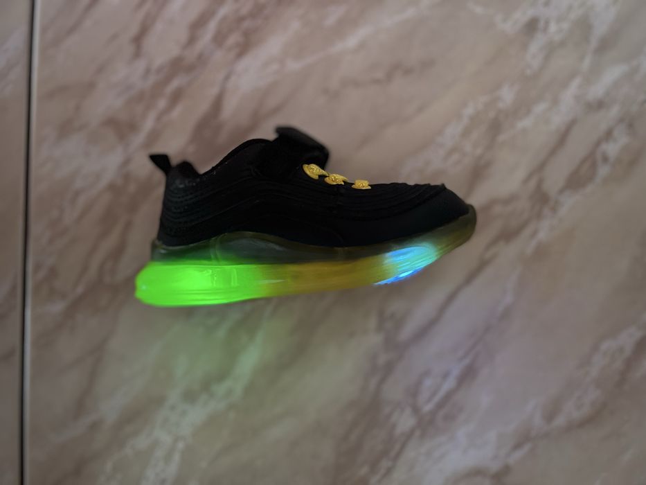 Кросівки дитячі, світяться