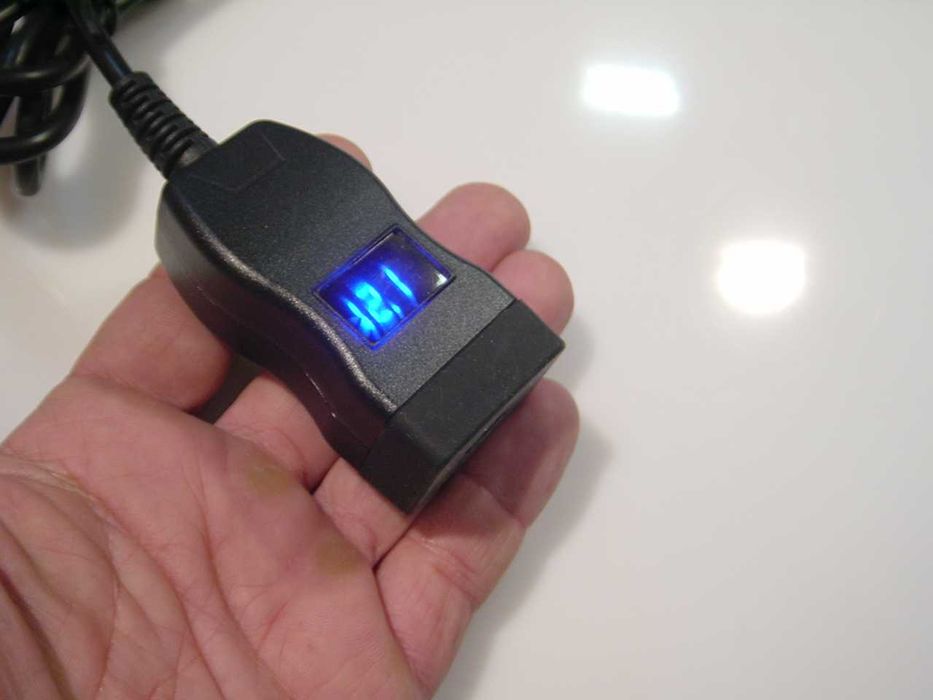 Carregador USB com voltímetro