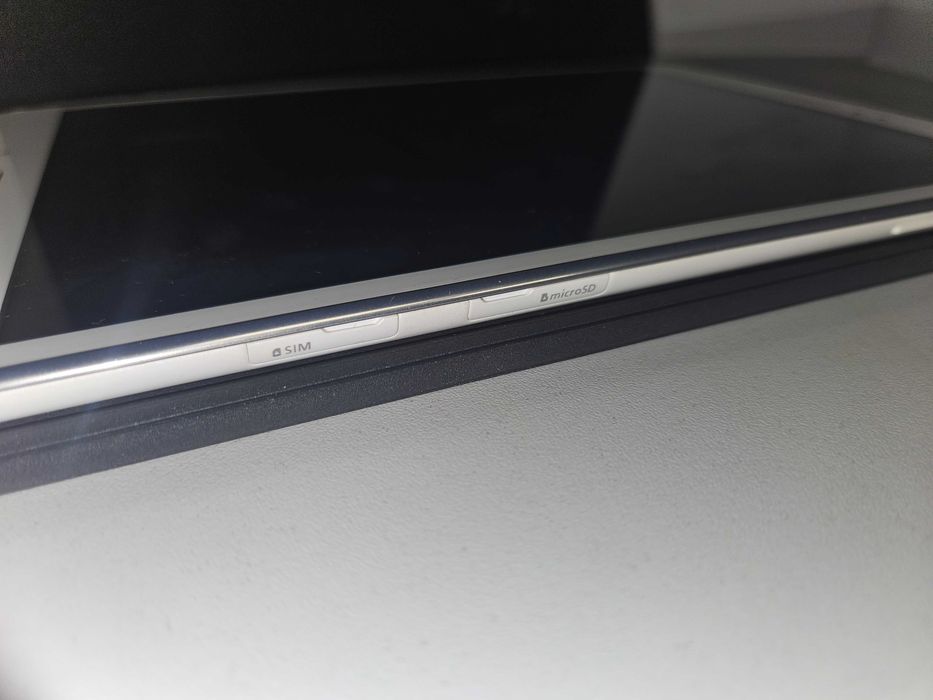 tablet Samsung Galaxy Tab A SM-T555 + etui
