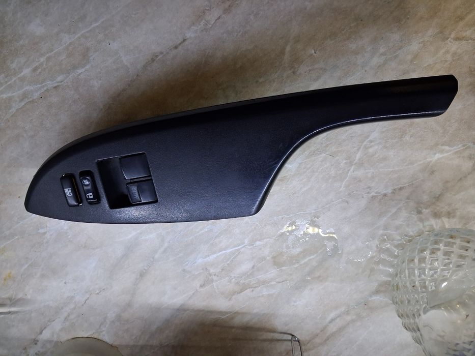 Продам переключатель стеклоподьемников  для тоеты короллы е15