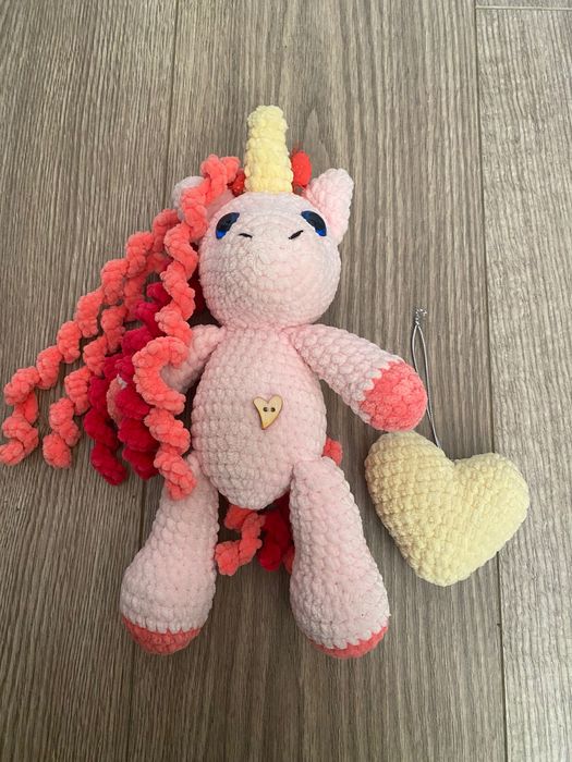 Единорог с сердечком 30 см