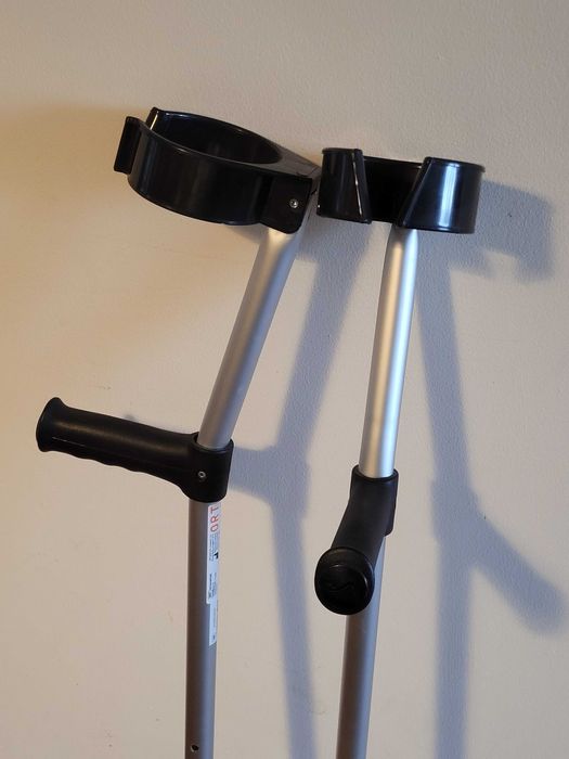 Muletas canadianas ajustáveis (usadas só uma vez)