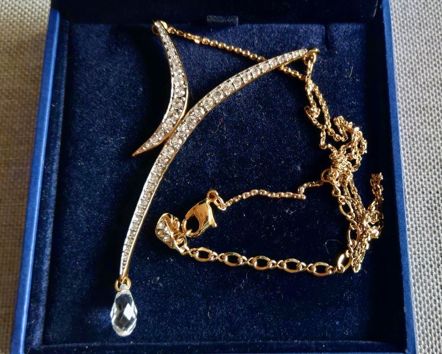 Colar com pendente Swarovski novo