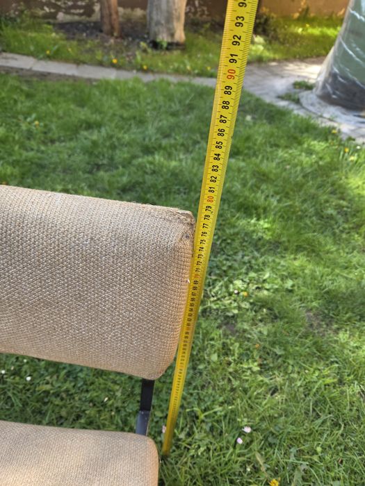 Krzesła solidne. Metalowa konstrukcja.