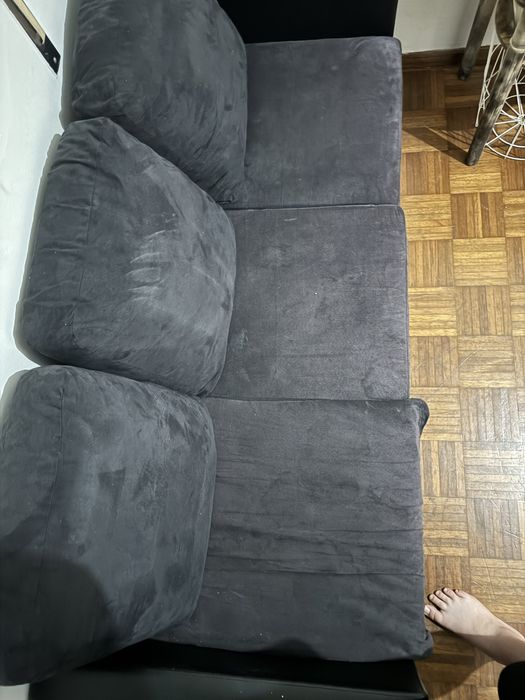 Sofa preto.
