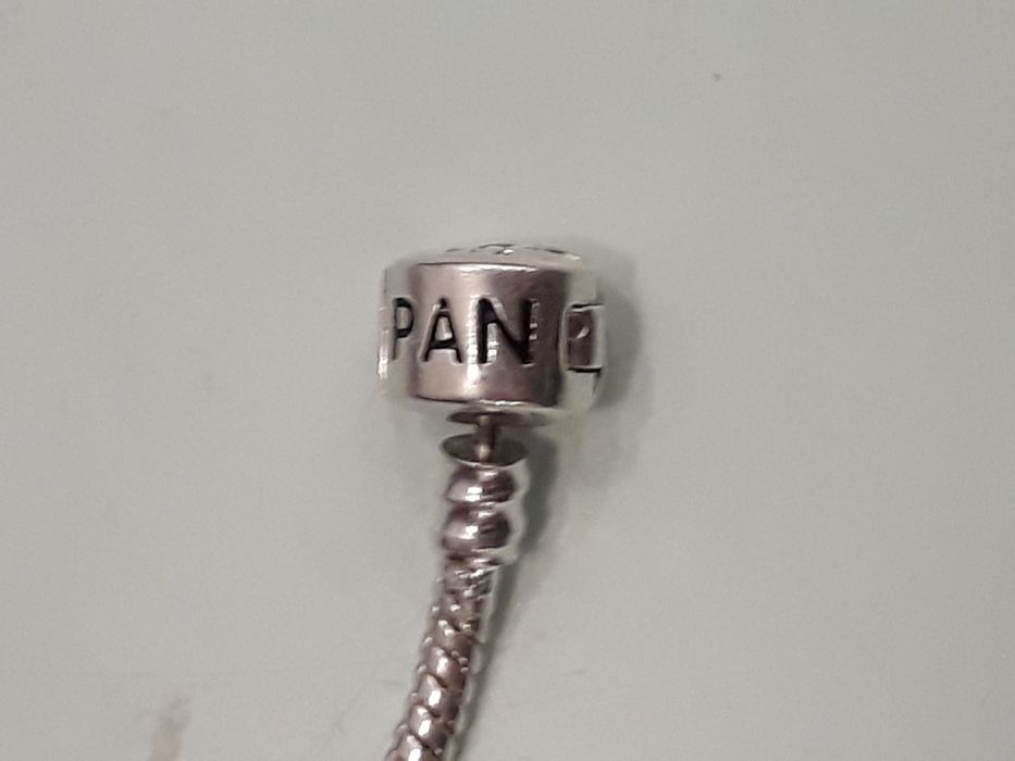 Браслет PANDORA с бусинками.