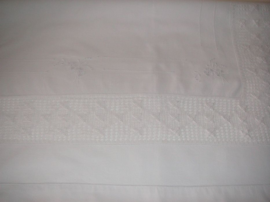 Lençol Branco com Renda e Bordado à Mão (Antigo)