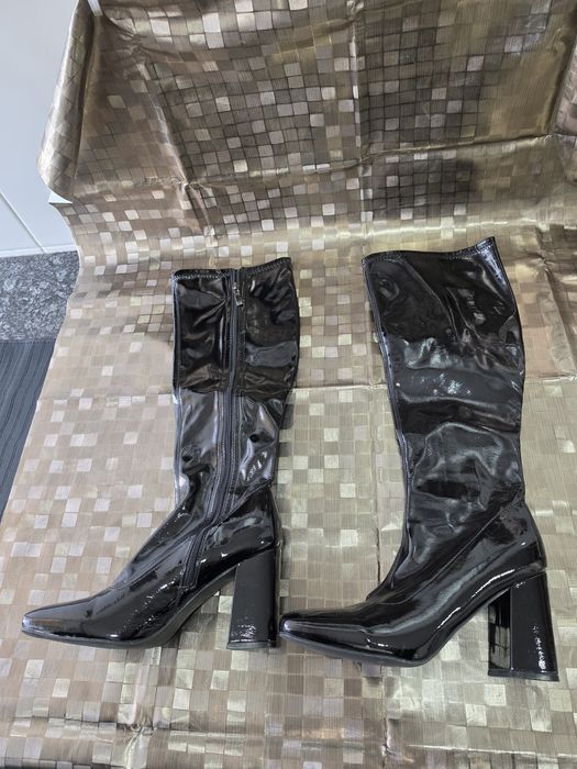 Botas de cano alto pretas em verniz brilhante e salto bloco