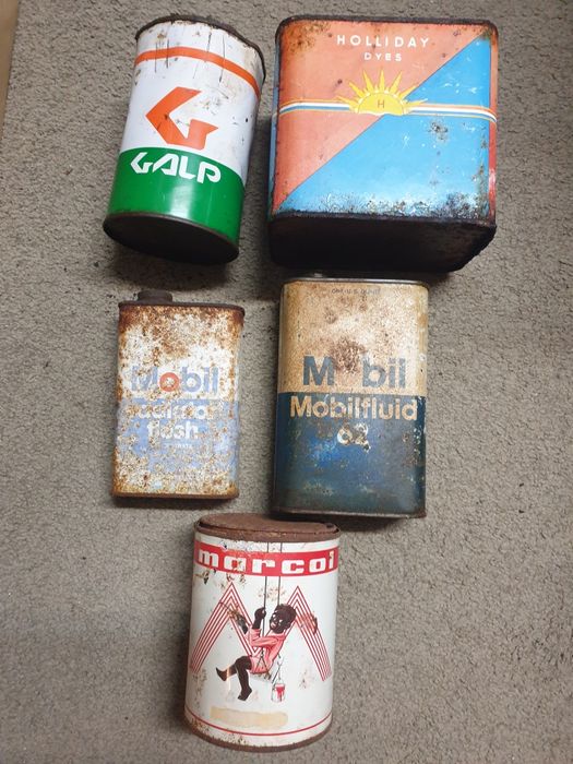 Diversas latas antigas