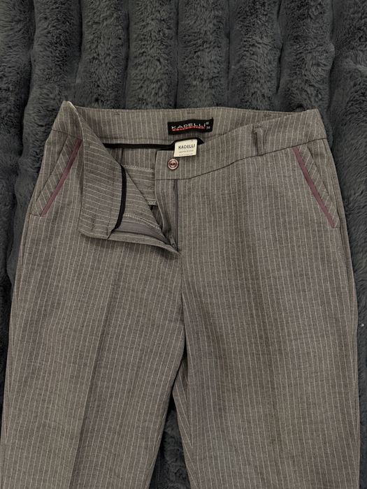 Класичний жіночий костюм у смужку