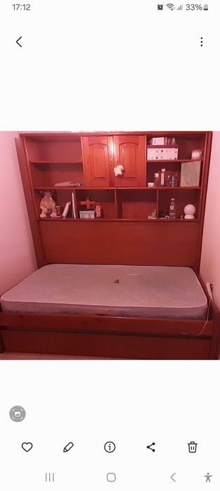 Estúdio cama com mesa de cabeceira e cómoda