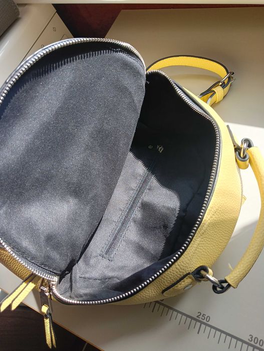 Новий жовтий рюкзак від Stradivarius зі штучної шкіри.