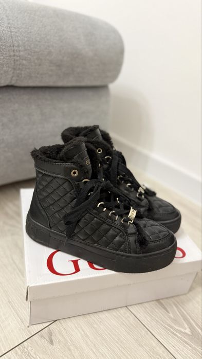 Buty czarne futerko Guess 36