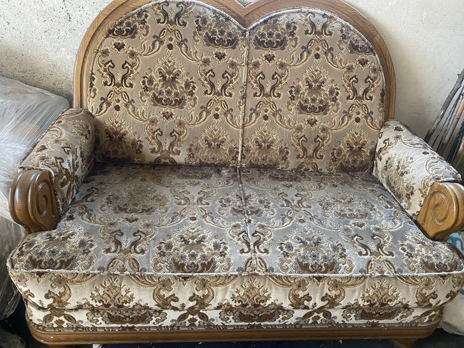 Sofa  plus dwie puffy