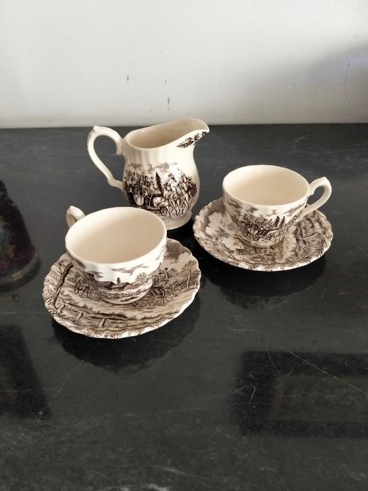 Chávenas de café e leiteira Myott Royal Mail