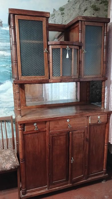 Старинный шкаф- буфет