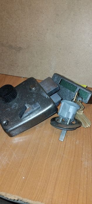 Продам накладной замок старого образца.