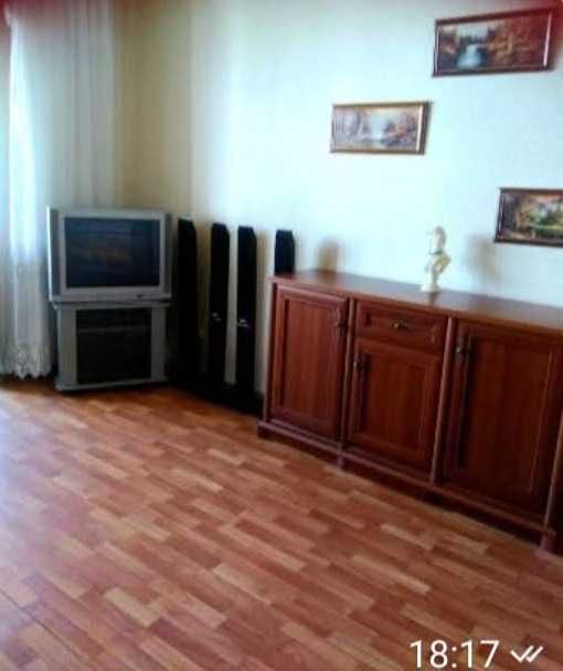 Оренда просторої кімнати у сучасному будинку біля метро Харківська.