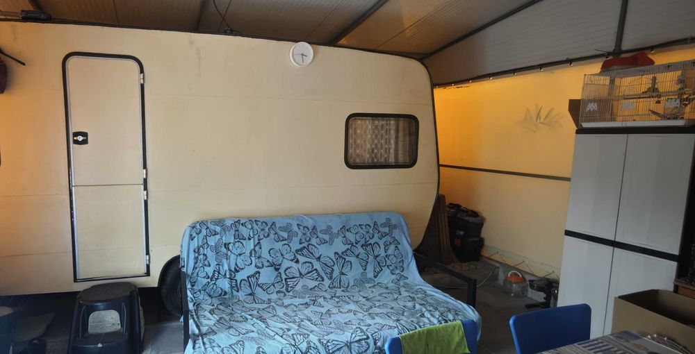 Caravana com avançado, estrutura fixa e telhado em painel sandwich – Parque de Campismo O Repouso (Lagoa de Albufeira, Sesimbra)