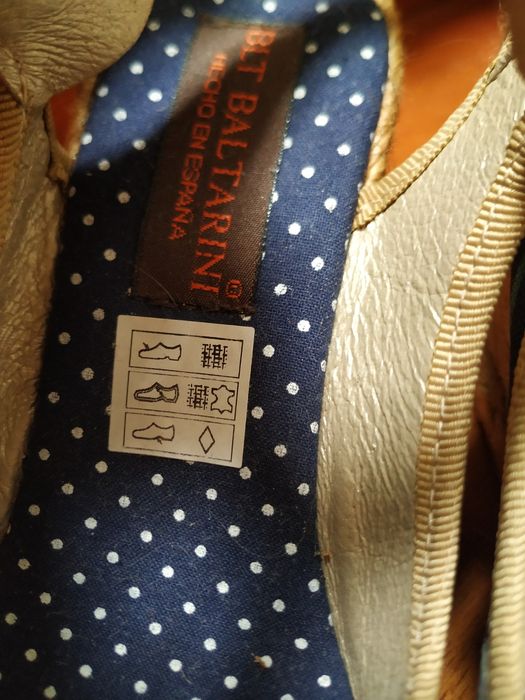 Sandálias azuis de lona pintadas